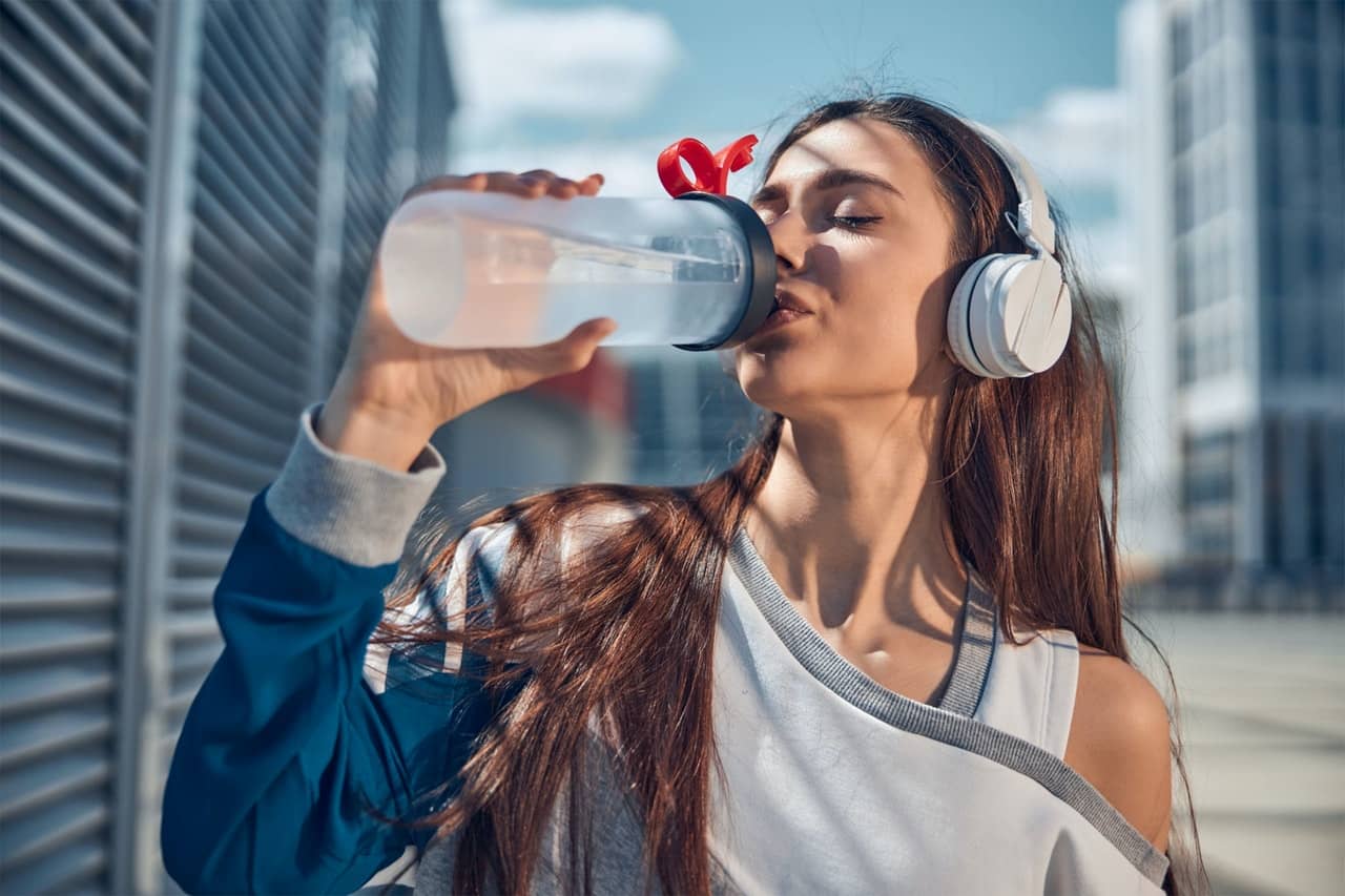 Wasser tienken beim Sport